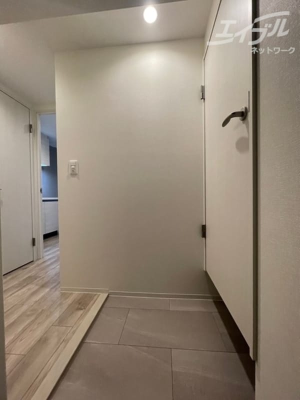 玄関(広めのシューズボックスあります。)
