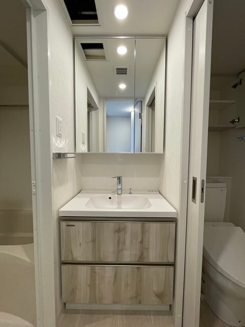 物件内観写真5　(鏡裏に収納できて便利です！)