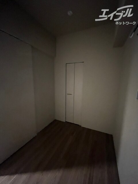 物件内観写真6　(約４帖の洋室です)