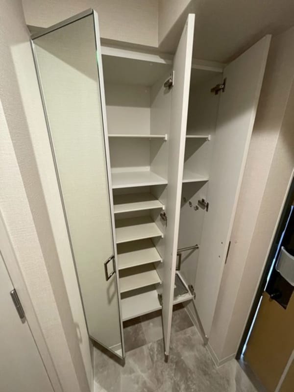 収納(たくさん収納できるシューズボックス！ドアに姿見付き！)