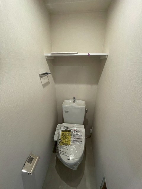 物件内観写真16　(ウォシュレット付き暖房便座！収納棚もあります！)