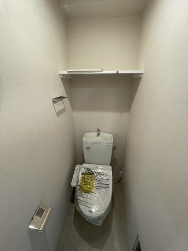 トイレ(ウォシュレット付き暖房便座！収納棚もあります！)