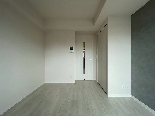 物件内観写真28　(建具、床はグレージュで落ち着いた色調！)