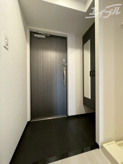 物件内観写真4　(奥行のあるゆったりとした玄関です！)