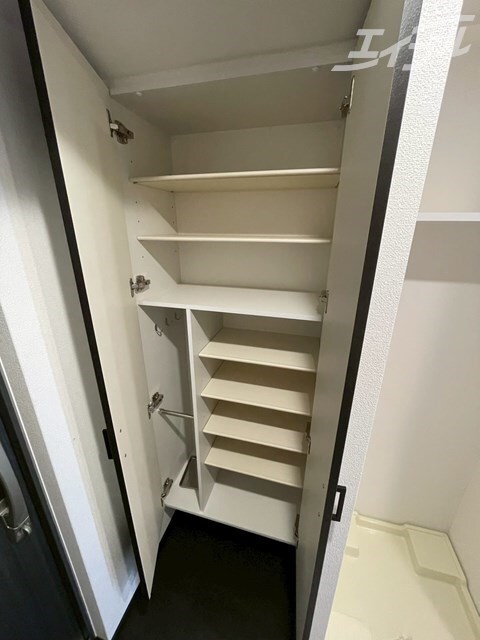 物件内観写真5　(たくさん収納できるシューズボックス！)