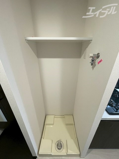 物件内観写真7　(64×64規格の洗濯パンです！収納棚もあります！)