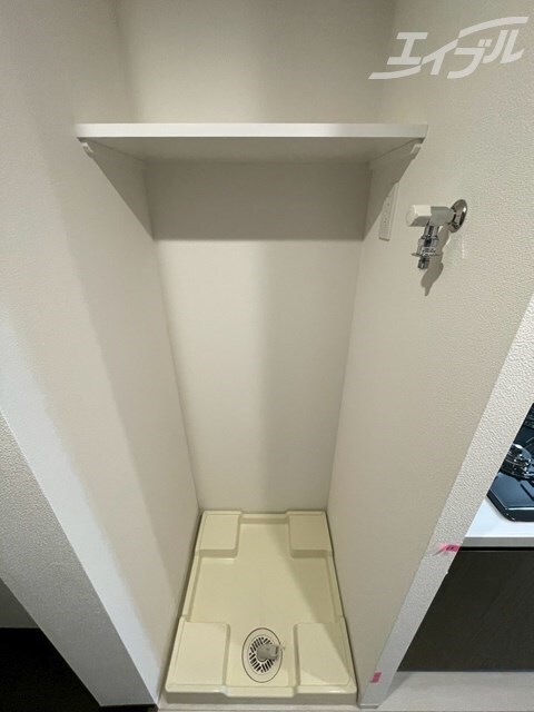 物件内観写真11　(64×64規格の洗濯パンです！収納棚もあります！)