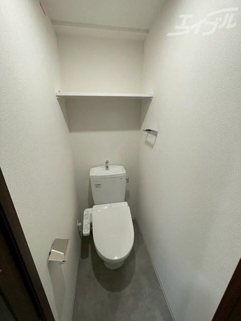 物件内観写真12　(ウォシュレット付き暖房便座！収納棚もあります！)