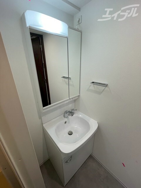 物件内観写真13　(収納付き二面鏡付きのドレッサータイプの洗面台！)