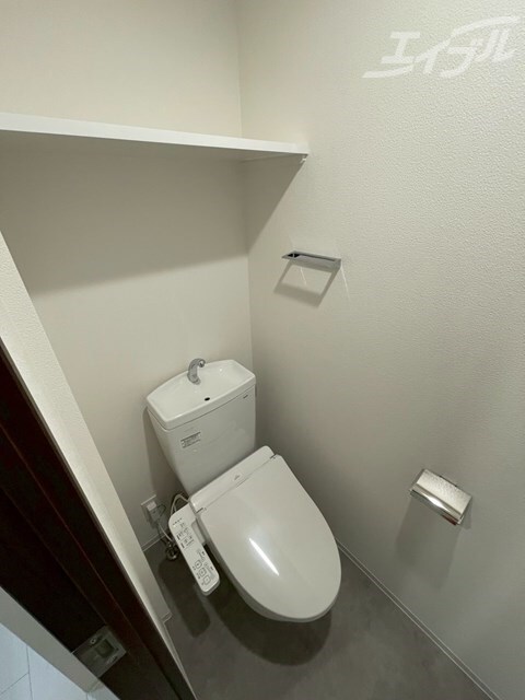 物件内観写真15　(ウォシュレット付き暖房便座！収納棚もあります！)