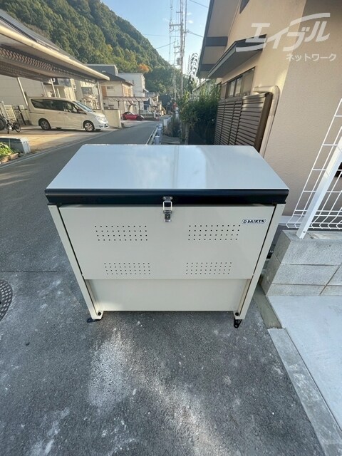 物件外観写真1　(ゴミ置き場になります)