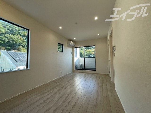 物件内観写真11　(リビング約11.0帖ございます)