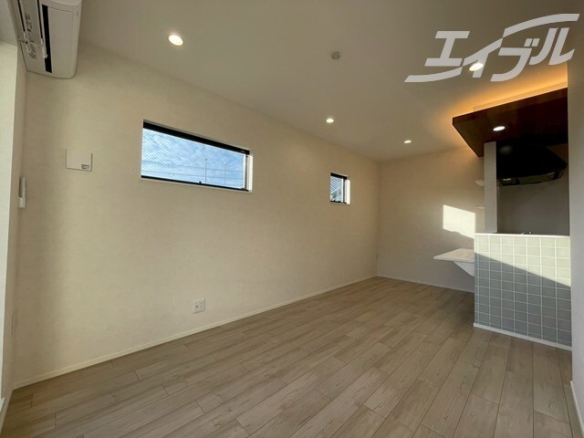 物件内観写真17　(リビングの別アングルです)