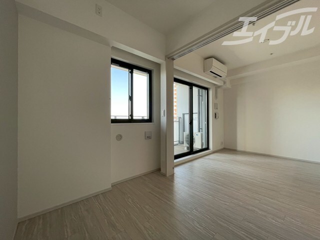 物件内観写真10　(リビングの別アングルになります)