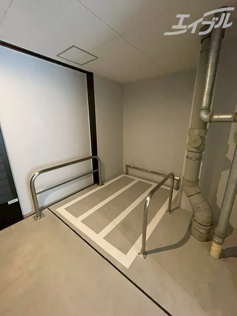 物件外観写真6　(バイク置き場になります)