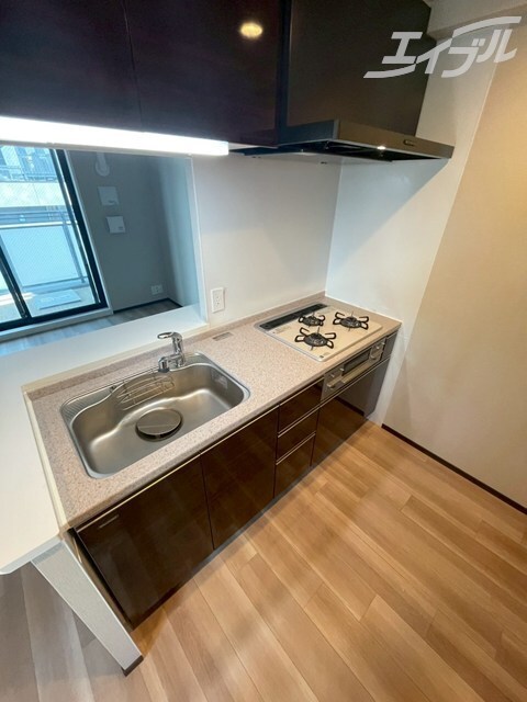 物件内観写真15　(３口ガスコンロ、グリル付きキッチンです)