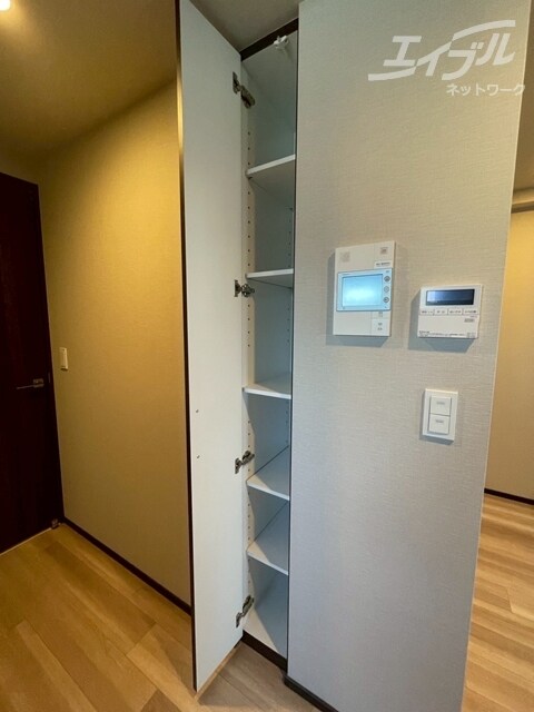 物件内観写真15　(縦長の収納スペースです)