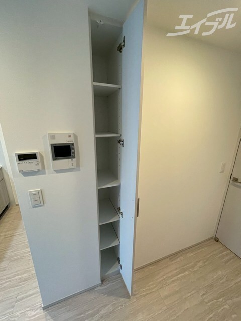 物件内観写真16　(縦長の収納スペースです)