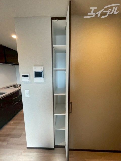 物件内観写真17　(縦長の収納スペースです)