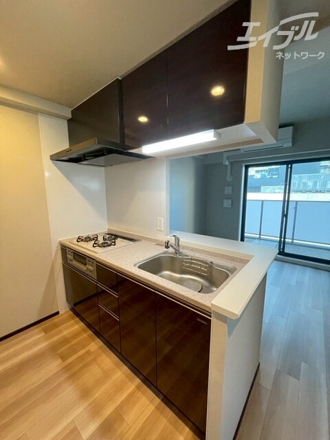 物件内観写真18　(3口ガスコンロ、グリル付キッチンです)