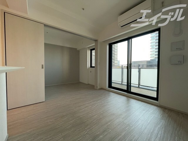 物件内観写真24　(リビングと洋室の減退の写真になります)