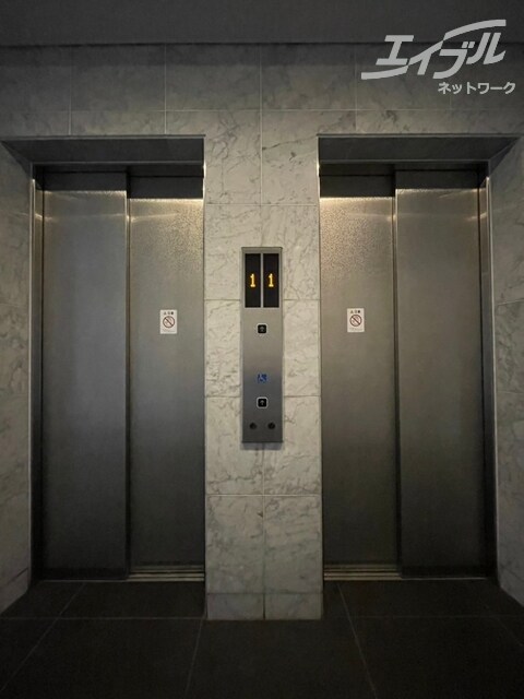 物件外観写真11　(エレベーター二基ございます)