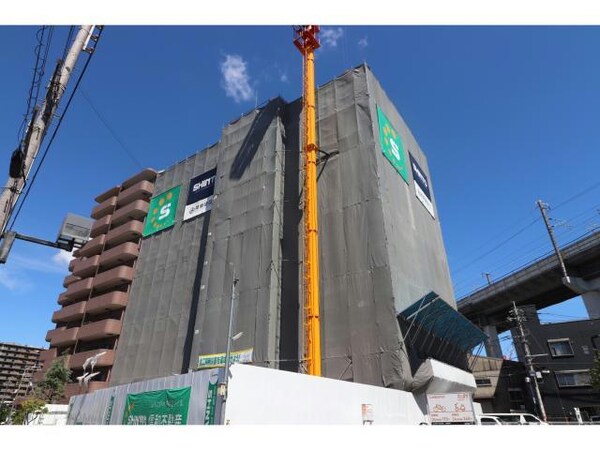 建築中