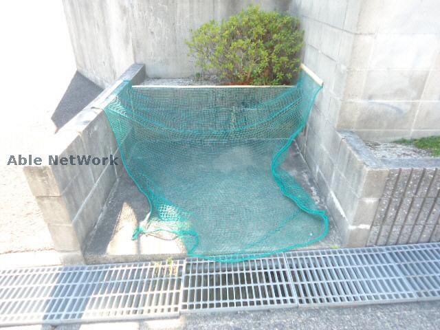 物件外観写真2　(ゴミ置き場)