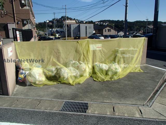 物件外観写真5　(敷地内ゴミ置き場)