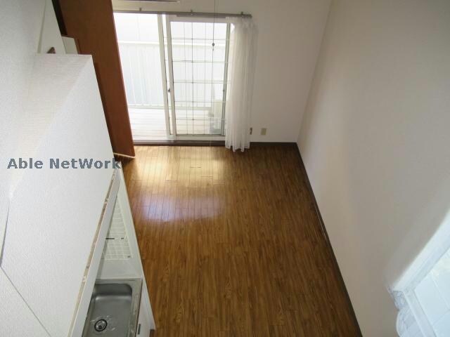 物件内観写真7　(白を基調とした清潔感のある居住空間)