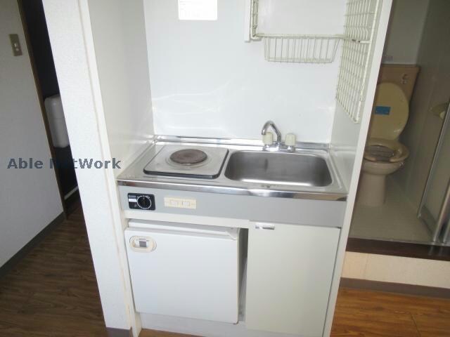 物件内観写真9　(冷蔵庫付きのミニキッチン)
