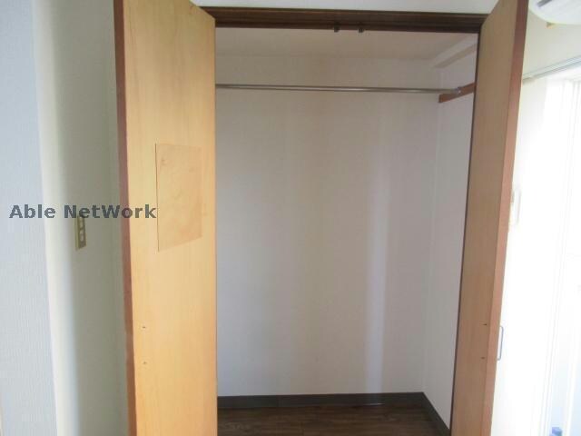 物件内観写真13　(たくさんの服が収納出来ます。)