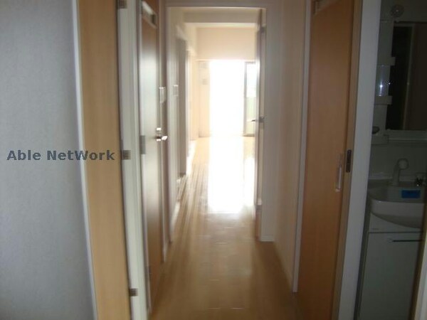 玄関回り(※同物件別部屋の写真です。)