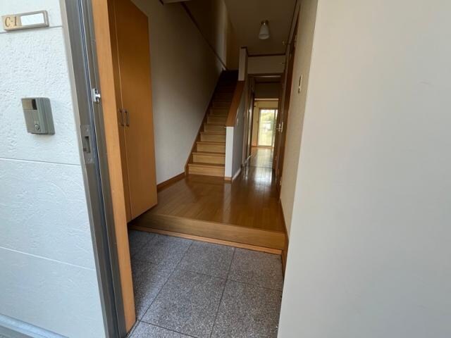 物件内観写真3　(玄関ホール、下駄箱有)