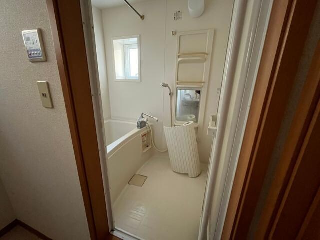 物件内観写真8　(追炊き付、窓有り)