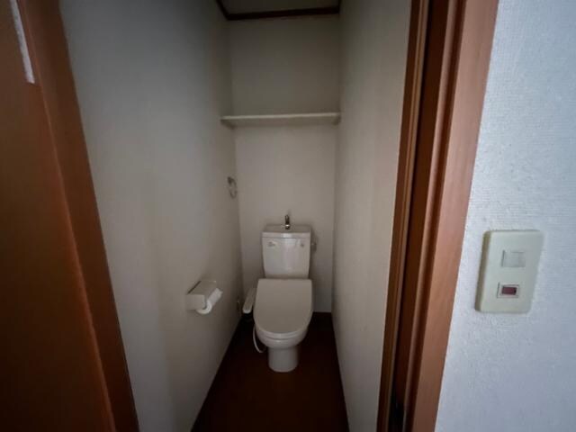 物件内観写真9　(洗浄便座付、棚有り)