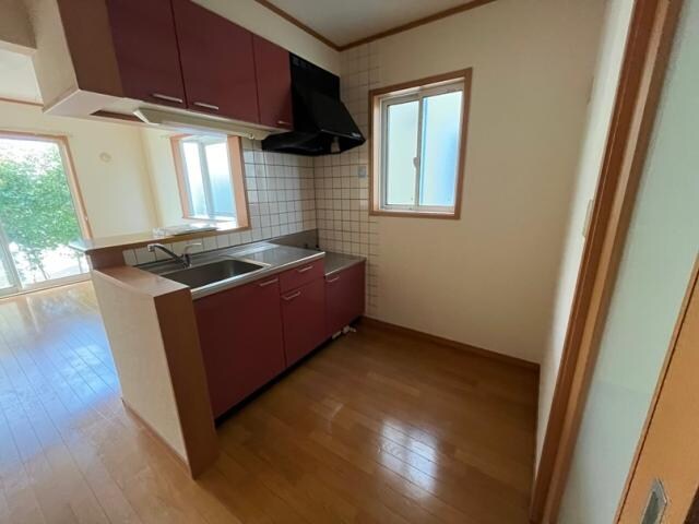 物件内観写真10　(対面キッチン、窓有り)