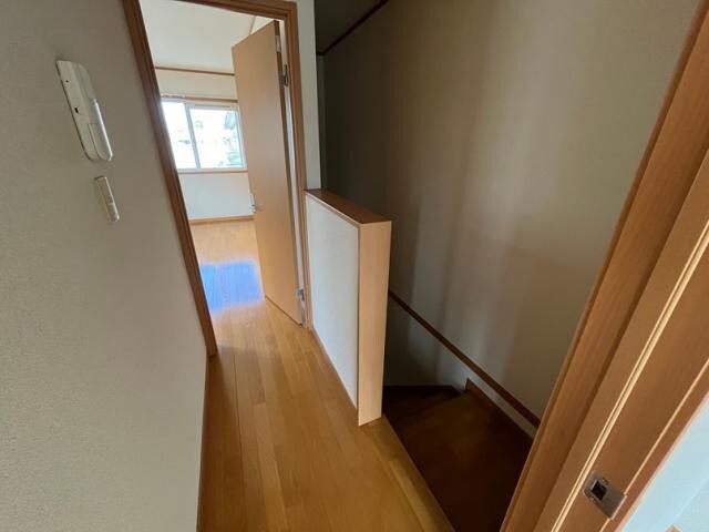 物件内観写真30　(2F階段踊り場)