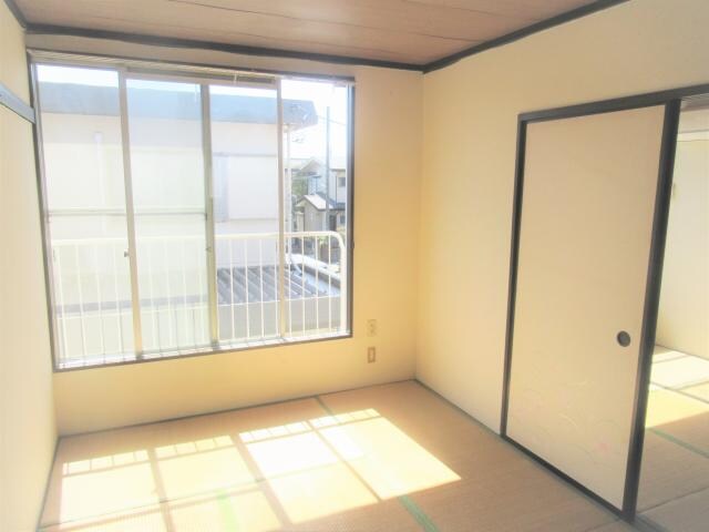 物件内観写真2　(日差しあふれる和室。)