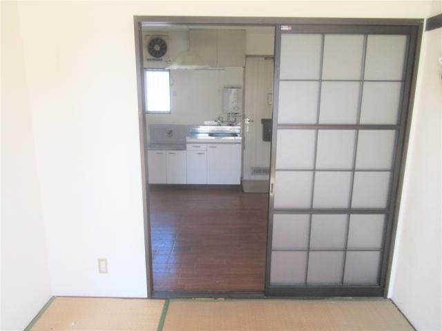 物件内観写真9　(台所との区切りあり。)