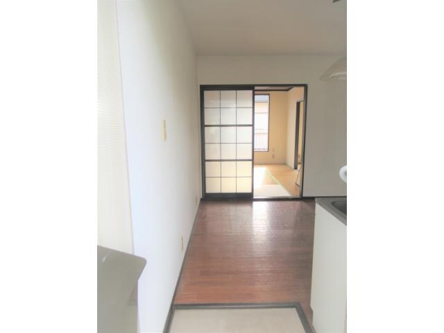 物件内観写真17　(玄関から風が一直線に通ります。)