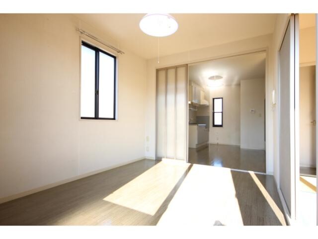 メゾンドワカバヤシＣ棟の居室(南向き洋室６帖です！)