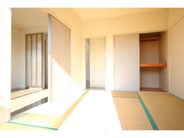 物件内観写真13　(南向き和室６帖です！)