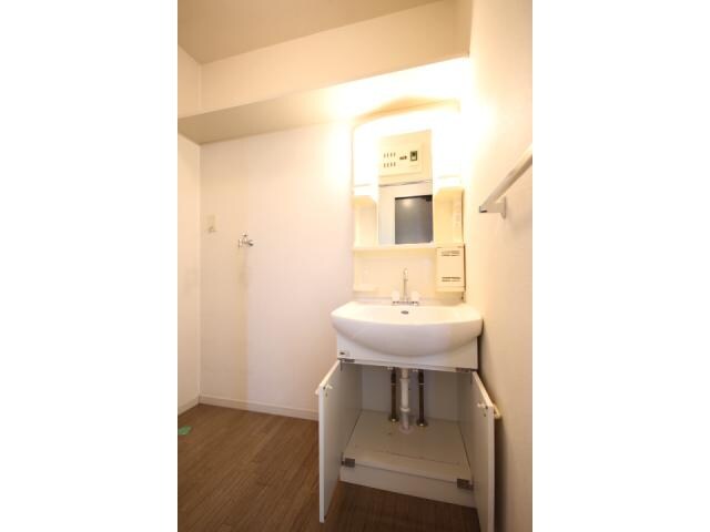 メゾンドワカバヤシＣ棟の洗面・脱衣所(洗面化粧台及び洗濯機置場です！)