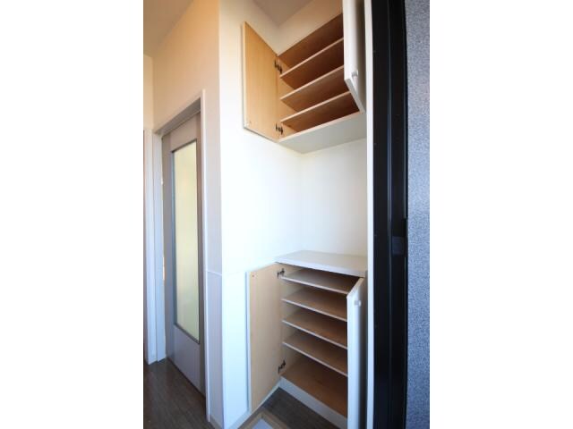 物件内観写真18　(玄関ﾎｰﾙ、ｼｭｰｽﾞﾎﾞｯｸｽです！)