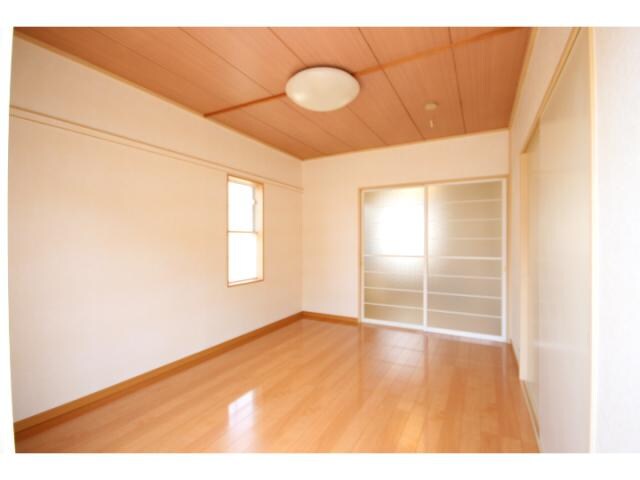 物件内観写真7　(南向き洋室６帖です！)