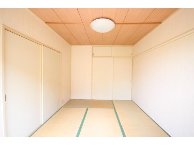 物件内観写真8　(南向き和室６帖です！)