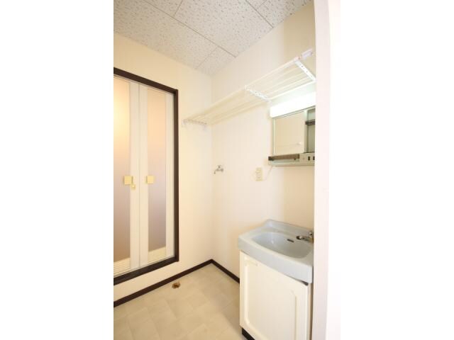 物件内観写真12　(洗面化粧台・洗濯機置き場です！)