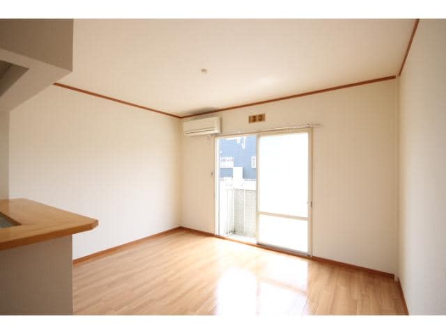 小林ハイツの居室(南向きＬＤＫ１０帖です！)