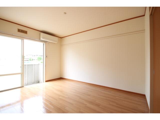 小林ハイツの居室(南向き洋室６帖です！)